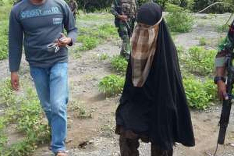Umi Delima, istri kedua pemimpin kelompok teroris Mujahidin Indonesia Timur, Santoso alias Abu Wardah, saat ditangkap di wilayah pegunungan Tambarana, Kabupaten Poso, Sulawesi Tengah.