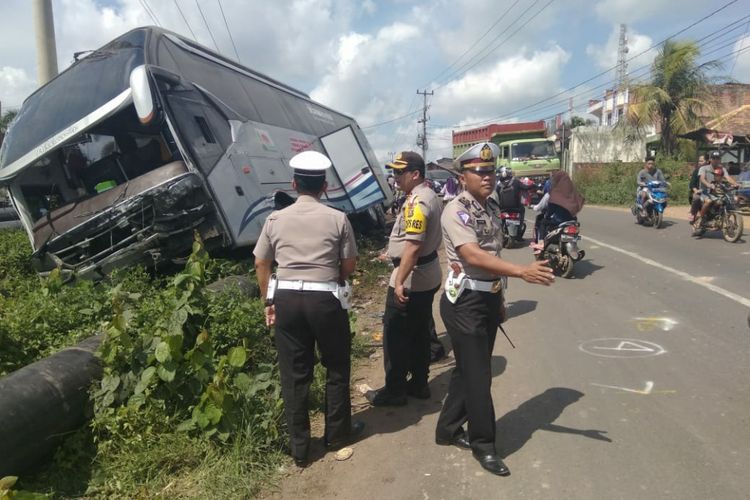 Kecelakaan bus dan mobil Innova di  Jalan Lintas Palembang-Betung, tepatnya di Kampung Sri Bumi, Kelurahan Betung, Kabupaten Banyuasin, Sumatera Selatan, Selasa (3/7/2018)
