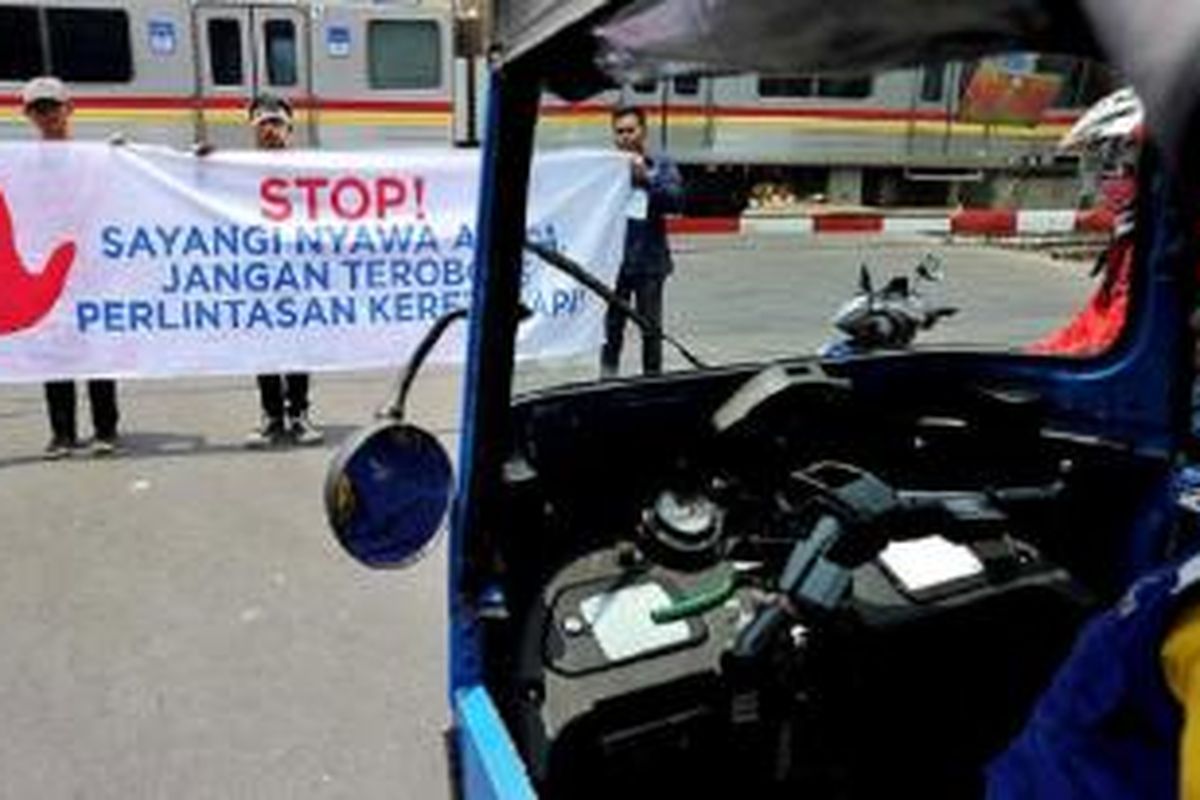 Kampanye keamanan pelintasan sebidang kereta api dilakukan anggota Indonesian Railway Preservation Society (IRPS) di pelintasan Jalan Madiun, Menteng, Jakarta Pusat. 