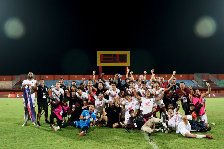 PSM Makassar foto bersama seusai menyegel juara Liga 1 2022-2023 pada pekan ke-32 melawan Madura United yang berakhir dengan skor 1-3 di Stadion Gelora Ratu Pamelingan Pamekasan, Jumat (31/3/2023) malam.