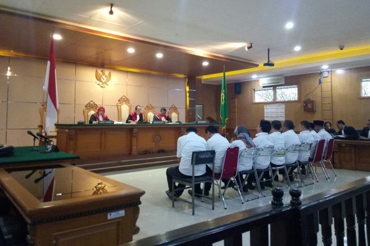 Sekda Kabupaten Tasikmalaya Abdul Kodir cs, mendengarkan vonis yang dibacakan majelis Hakim dalam sidang sunat dana bansos Pemda Tasikmalaya. Kamis (18/4/2019)