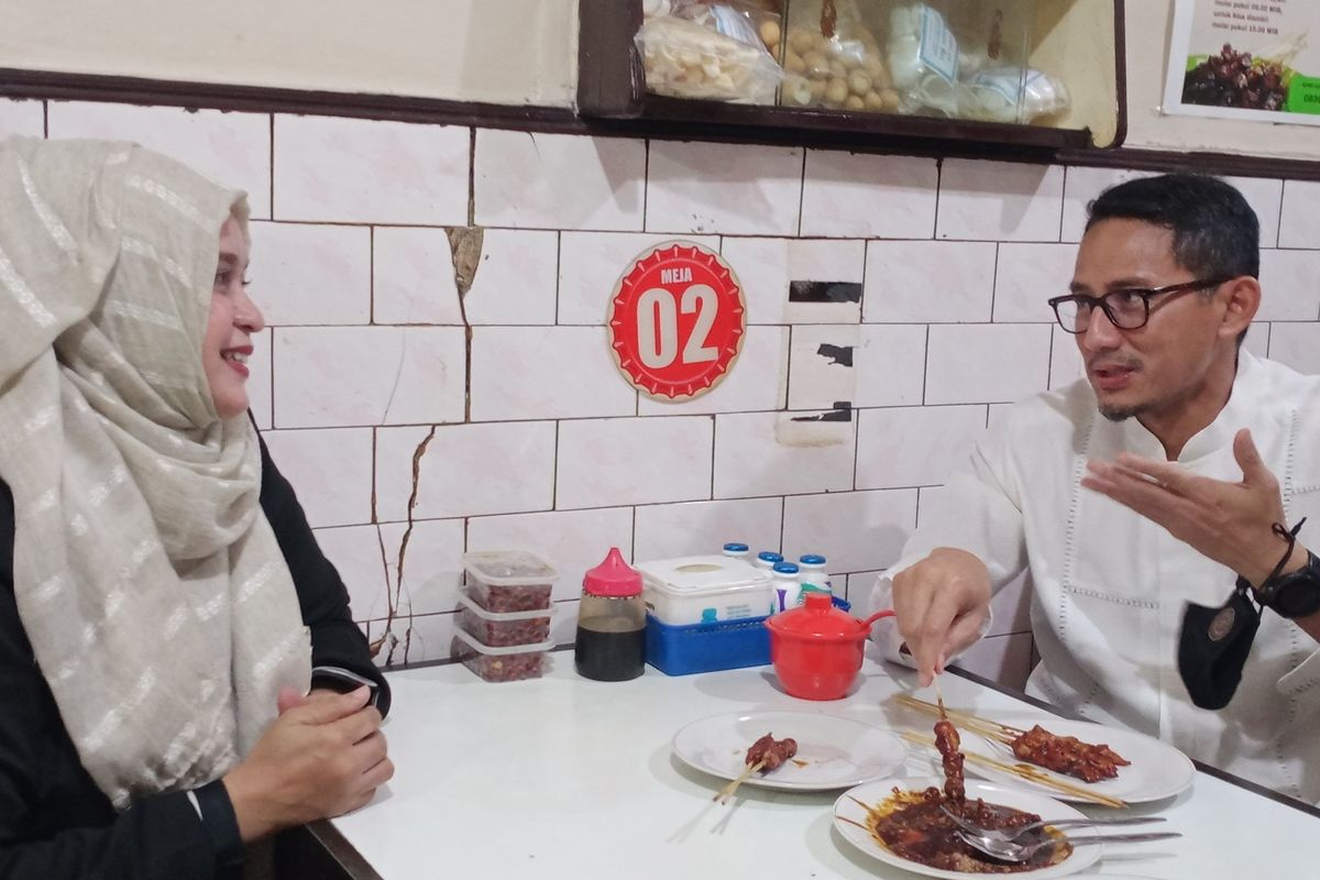 Menteri Pariwisata dan Ekonomi Kreatif (Menparekraf), Sandiaga Uno menemui seorang wanita bernama Nelly asal Malang yang sempat viral karena mengeluhkan harga tiket pesawat dalam negeri mahal, pada Sabtu (15/4/2023). 