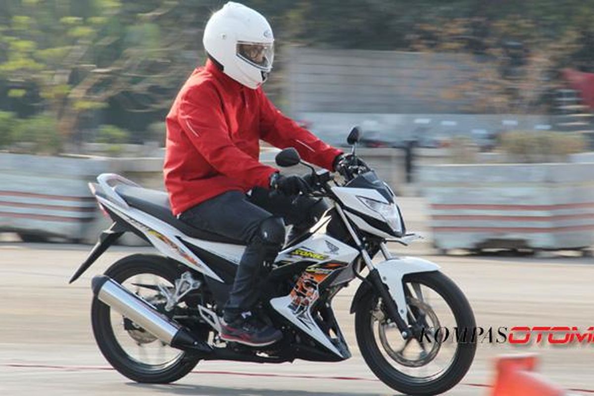 KompasOtomotif di atas Honda New Sonic 150R. Posisi berkendara cukup nyaman untuk perkotaan.