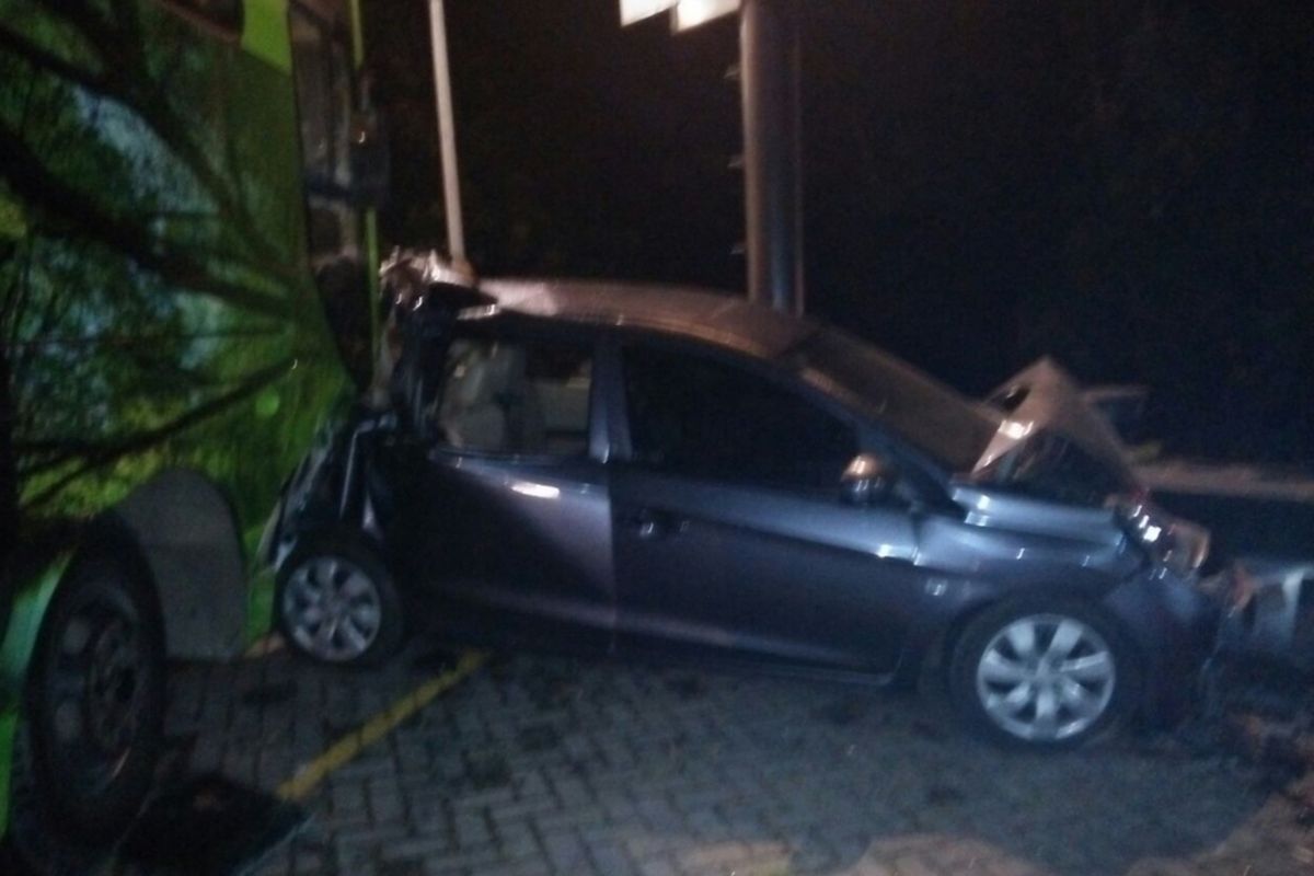 Sebuah mobil mengalami rusak parah setelah terlibat kecelakaan beruntun di jalur Puncak, Bogor, Jawa Barat, Sabtu (14/4/2018).