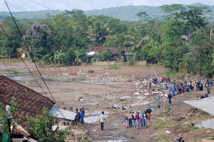 Sejumlah warga menyaksikan dampak banjir bandang di Kampung Cieurih, Desa Datarnangka, Sagaranten, Kabupaten Sukabumi, Jawa Barat, Kamis (5/12/2024). Bencana banjir bandang dan tanah longsor di sejumlah titik di wilayah Kabupaten Sukabumi pada Senin (2/12/2024) tersebut mengakibatkan tiga korban meninggal dunia dan empat orang lainnya masih dinyatakan hilang.      