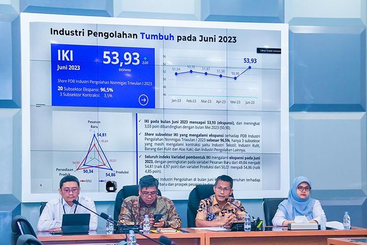 Juru Bicara Kementerian Perindustrian (Kemenperin), Febri Hendri Antoni Arif saat menyampaikan rilis IKI Juni 2023 di Jakarta, Selasa (27/6/2023).