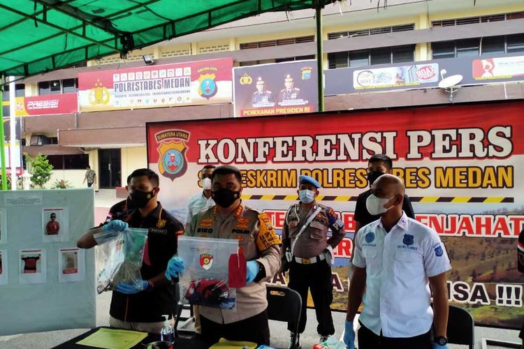 Kapolrestabes Medan Kombes Pol Riko Sunarko menunjukkan barang bukti saat pemaparan kasus di Mapolrestabes Medan, Selasa (6/4/2021) sore.