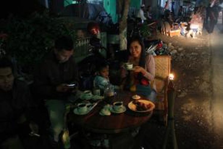 Pengunjung menikmati acara minum kopi bersama 10 ribu cangkir di Desa Kemiren Banyuwangi Selasa (19/11/2013)