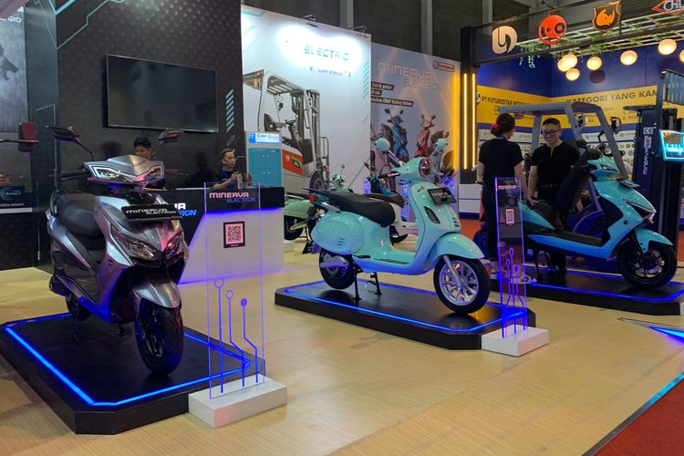 Minerva Electron Sumbawa beberapa motor yang menjadi nunggu di dalam mobl.