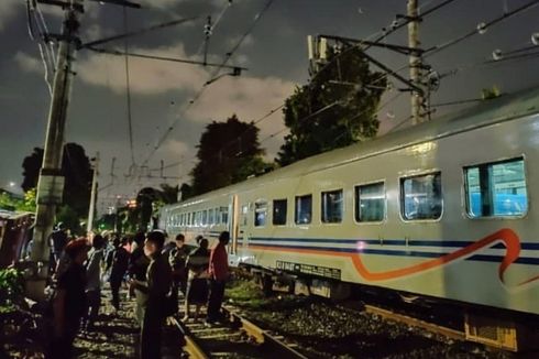 Kereta Api Tawang Jaya Anjlok di Perlintasan Pasar Senen