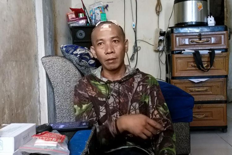 Ujang Usman (42) pengemudi taksi online yang menjadi percobaan pembegalan di Jalan Jalen Raya, Tambun Utara, Kabupaten Bekasi, Senin (15/8/2022). Usai menjadi korban, Usman mendapat total 27 jahitan di kepalanya akibat perlawanan yang ia lakukan.