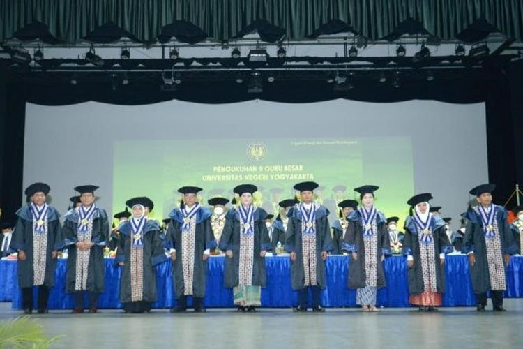 Sembilan guru besar baru Universitas Negeri Yogyakarta (UNY) yang dikukuhkan, Sabtu (3/9/2022). 