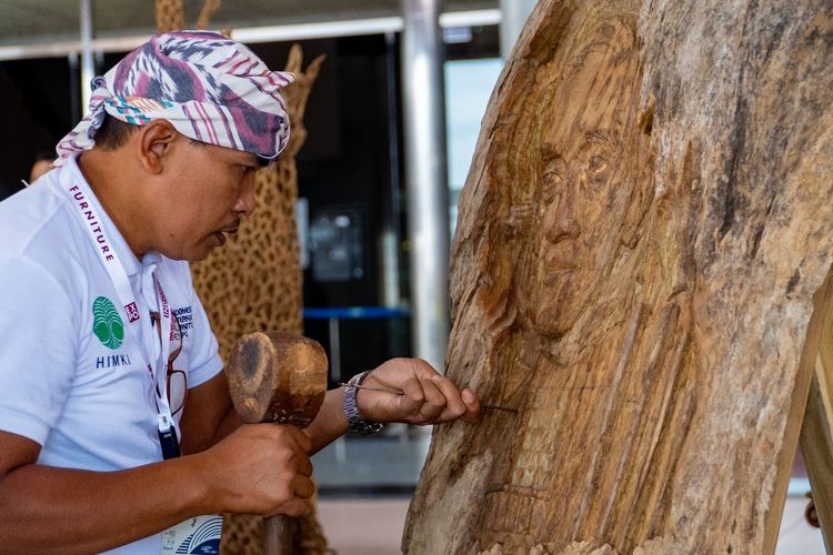 Salah satu pengerajin furnitur kayu dalam gelaran Indonesia International Furniture Expo (IFEX) 2023, di Jakarta, Kamis (9/3/2023).