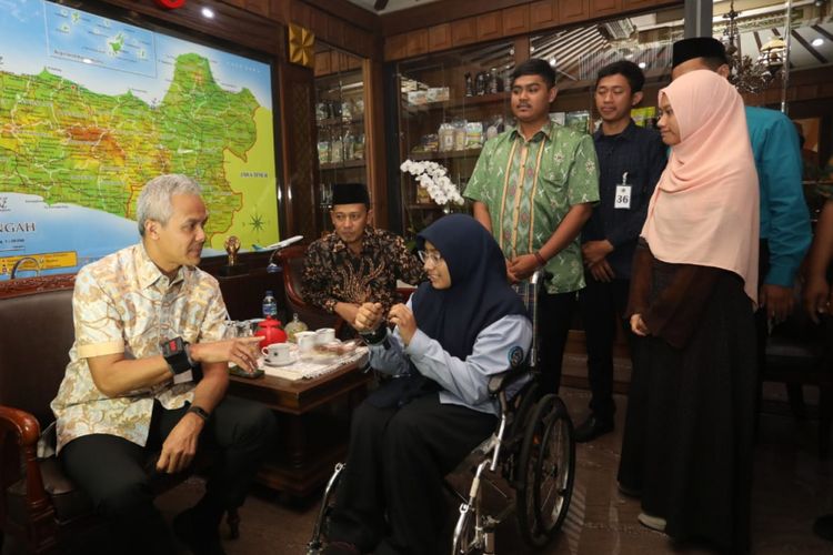 Aisyah Ardani, salah satu penemu alat gelang getar salat (GGS) yang diperuntukkan bagi para tunarungu ketika menjalankan ibadah salat, Rabu (19/9/2018)