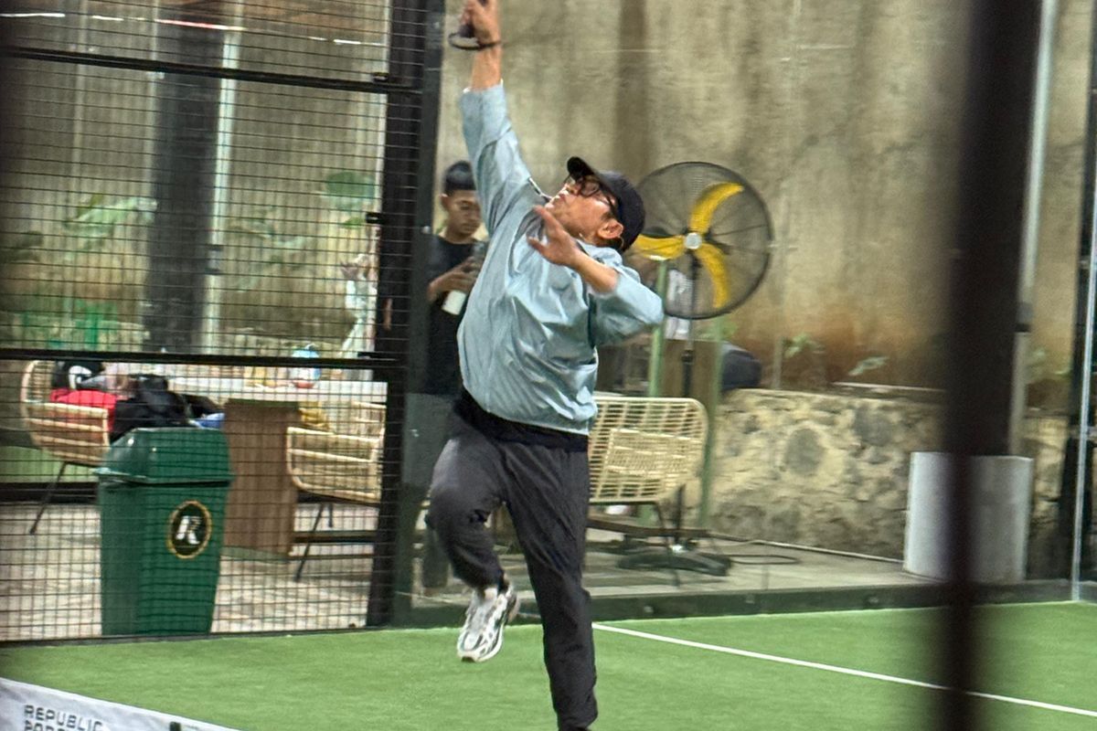 Ketum PKB Muhaimin Iskandar (Cak Imin) saat bermain padel di TB Simatupang, Jakarta Selatan, Minggu (13/7/2025).
