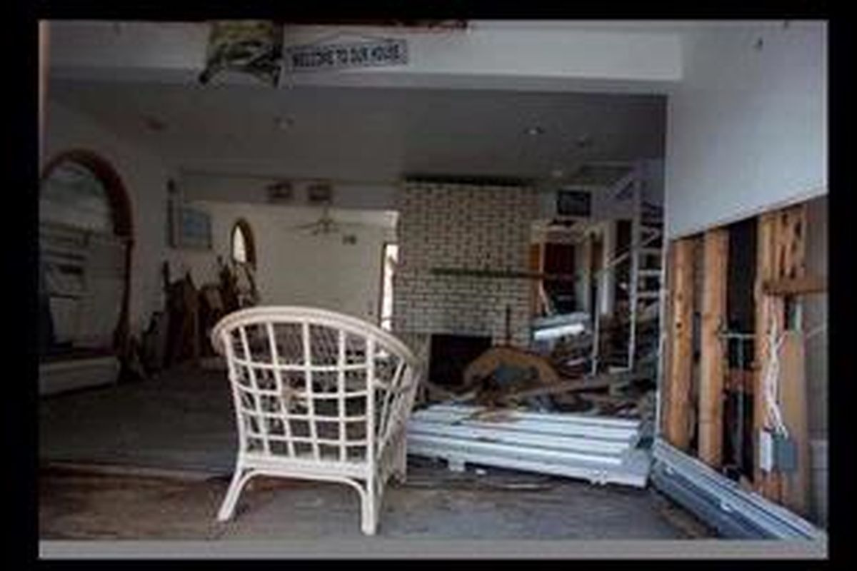 Anda dapat memperbaiki ubin dan mengecat kembali dinding rumah Anda. Sayangnya, Anda akan menemui masalah, terutama jika rumah dan semua perabotan terbuat dari kayu.