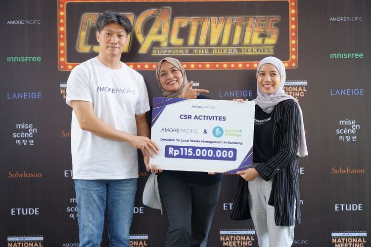 Amorepacific juga berdonasi sebesar Rp 115 juta untuk mendukung program Local Waste Management oleh Waste4Change.