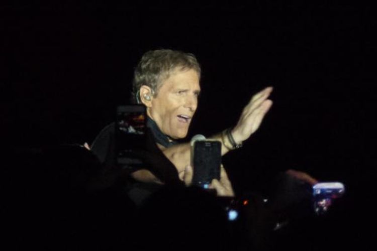 Michael Bolton tampil dalam konser An Evening with Grammy Winner Michael Bolton, di The Kasablanka Hall, Mall Kota Kasablanka, Kuningan, Jakarta Selatan, Selasa (2/6/2015) malam.