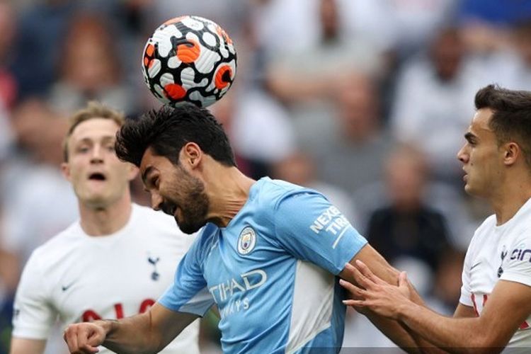 Ilkay Guendoga berduel dengan Sergio Reguilon di laga Tottenham Hotspur vs Manchester City pada pekan perdana Liga Inggris 2021-2022. 