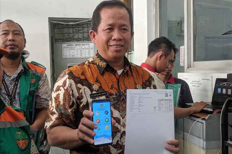 Wakil Walikota Jakarta Utar Ali Maulana Hakim melakukan pengecekkan ke salah satu bengkel yang terdaftar dalam aplikasi E-Uji Emisi di Tanjung Priok, Jakarta Utara