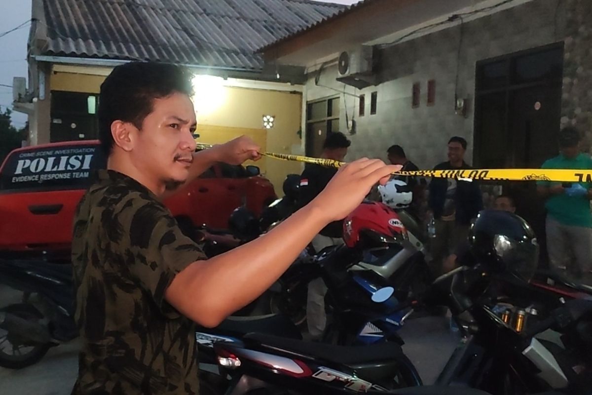 Kapolres Cirebon Kota AKBP Rano Hadiyanto bersama jajaran melakukan penanganan penemuan jasad perempuan di dalam kamar kos, kecamatan Kedawung Kabupaten Cirebon Kamis (9/5/2024) malam.