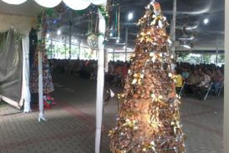 Hiasan Natal di Gereja Katedral Jakarta menggunakan bahan daur ulang.