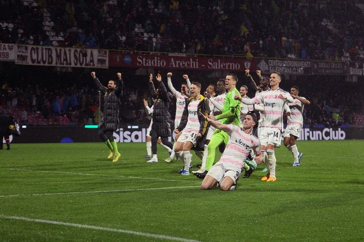 Para pemain Juventus merayakan kemenangan 2-1 di penghujung pertandingan sepak bola Serie A Italia antara US Salernitana vs Juventus FC di Stadion Arechi, di Salerno, pada 7 Januari 2024. (Foto oleh CARLO HERMANN / AFP)
?