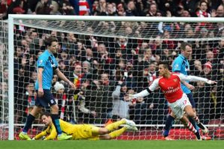 Ekspresi striker Arsenal, Alexis Sanchez, seusai mencetak gol ke gawang Stoke City pada lanjutan Premier League di Stadion Emirates, Minggu (11/1/2015). 