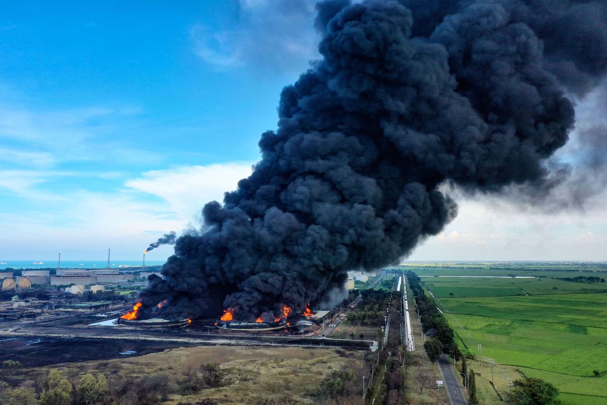 Kebakaran kilang minyak milik Pertamina RU VI di Balongan, Indramayu, Jawa Barat, Senin (29/3/2021).  Tangki di kilang minyak milik Pertamina ini terbakar pada Senin, pukul 00.45 WIB.