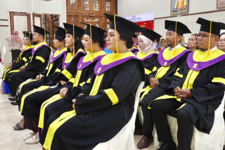 Wisuda 17 sarjana UT Pokjar Tawau di gedung KRI Tawau. Para sarjana ini mengabdikan diri sebagai pengajar anak anak PMI di tengah perkebunan kelapa sawit Malaysia