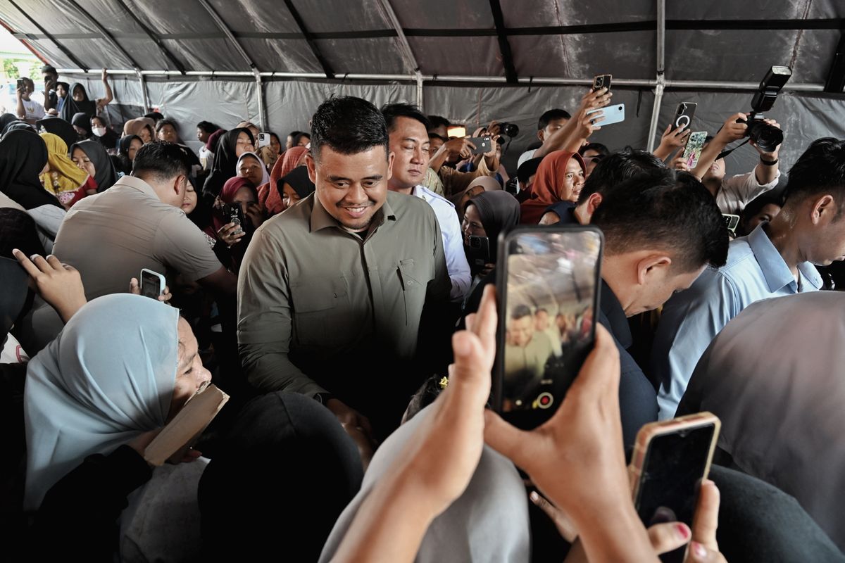 Gubernur Sumatera Utara (Gubsu) Bobby Nasution dalam peninjauan di pengungsian Langkat.