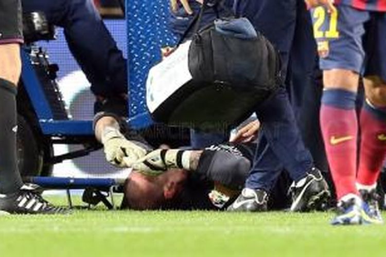 Kiper Barcelona Victor Valdes mengalami cedera pada laga Primera Division La Liga melawan Celta Vigo, di Camp Nou, Rabu (26/3/2014).