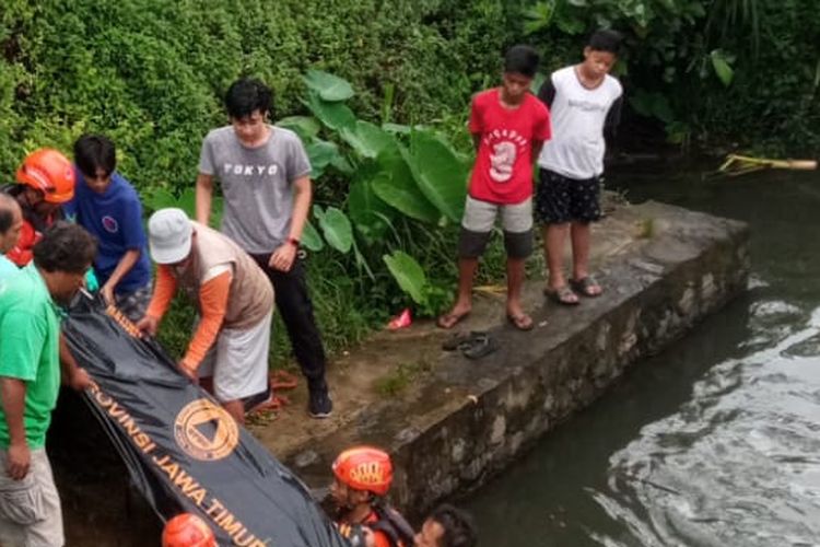 BPBD Kota Kediri, Jawa Timur saat evakuasi jenazah seorang pemancing di Sungai Kresek, Kecamatan Pesantren, Minggu (5/2/2023).