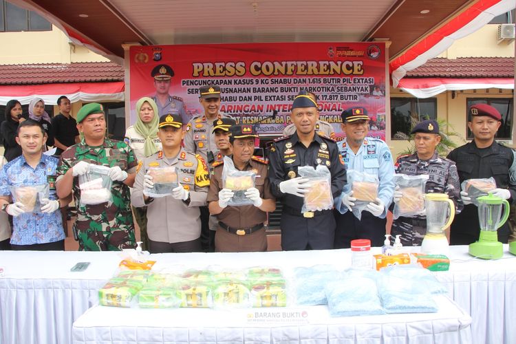 Polres Bengkalis bersama pihak terkait memperlihatkan barang bukti narkotika yang diungkap dari jaringan internasional, di Kecamatan Rupat, Kabupaten Bengkalis, Riau, Kamis (20/7/2023).