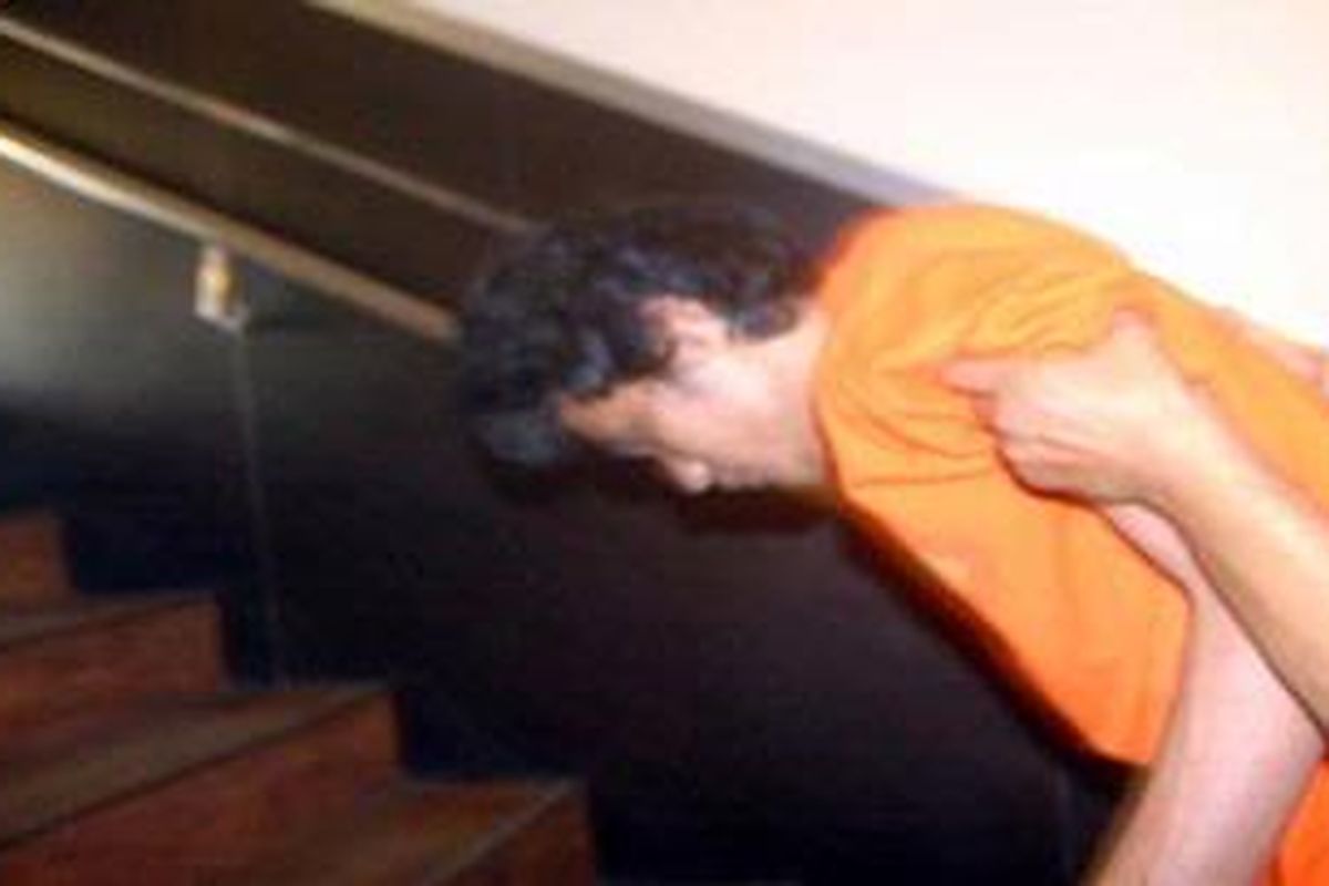 YG, pelaku pemerkosaan saat dibawa penyidik di Kantor Polisi Resort Jakarta Selatan, Kamis (15/9/2011).