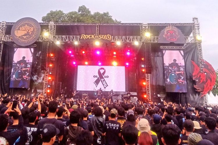 Band trash metal asal Kota Malang Dazzle mengangkat Tragedi Kanjuruhan pada penampilannya di salah satu festival musik, Rock in Solo 2023 di Benteng Vastenburg Solo, Minggu (10/12/2023) siang. 