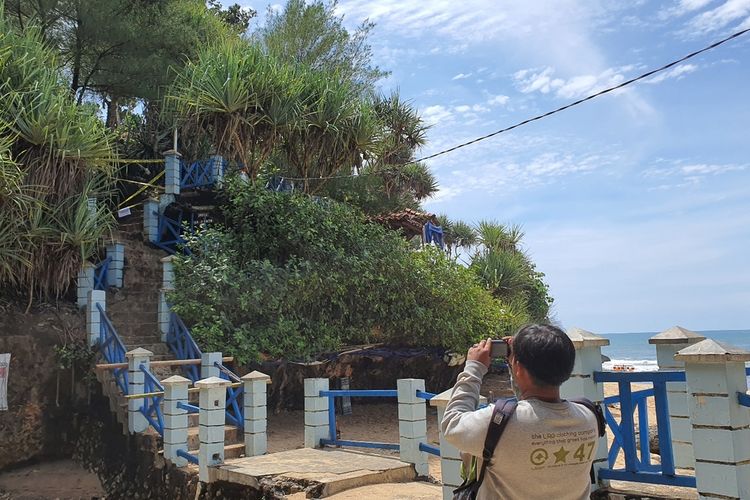 Jalan menuju gardu pandang pantai Kukup, Tanjungsari, Gunungkidul lokasi pembunuhan wanita hamil ditutup sementara. Jumat (18/11/2022)