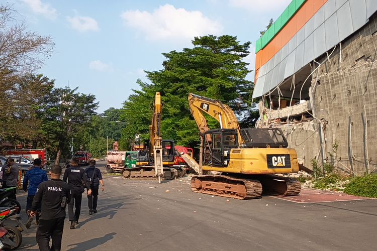 Mobil Damkar Tertimpa Reruntuhan Beton Gedung DLH Jakarta yang Dibongkar, 1 Petugas Terluka