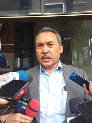 Anggota Dewan Pengawas Komisi Pemberantasan Korupsi ( KPK) Syamsuddin Haris setelah mendatangi ruang kerjanya di Gedung KPK Jakarta, Senin (23/12/2019).