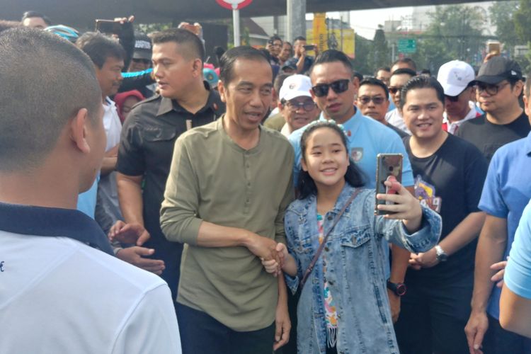 Presiden Joko Widodo menghadiri lokasi car free day di Jalan Ir Juanda, Bandung, Minggu (11/10/2018) pagi. Jokowi dan rombongan tiba di lokasi sekitar pukul 08.00 WIB.