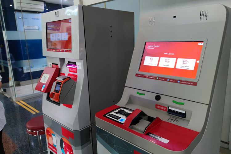 Tampilan mesin Costumer Service Digital Telkomsel yang tersebar di sejumlah GraPARI di Indonesia. Sekilas, mesin ini menyerupai mesin ATM.