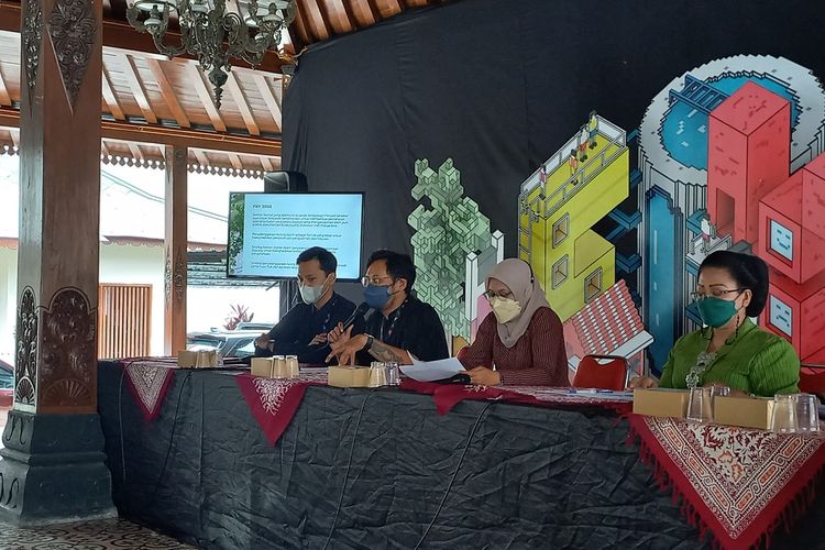 Dian Laksmi (tengah) saat jumpa pers pembukaan FKY 2022 di Dinas Kebudayaan DIY, Kamis (8/9/2022)
