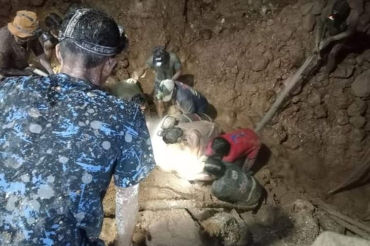 Salah satu korban tewas tertimbun longsor, saat melakukan aktifitas tambang emas ilegal di Desa Lobu, Senin (17/4/2023) 