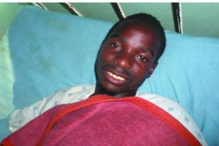 Chimangeni Zulu, terbaring lemah di sebuah rumah sakit di Zambia, setelah dia terluka akibat sejumlah anggota tubuh termasuk penisnya dimakan hyena sebagai bagian dari ritual pengorbanan untuk mengejar kekayaan.