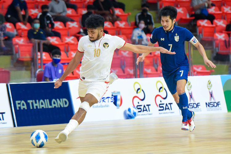 Evan Soumilena (kiri) vs Kritsada Wongkaeo (kanan) dalam babak penyisihan Grup A Piala AFF Futsal 2022, Indonesia vs Thailand.