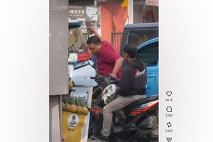 Kronologi Sopir Alphard Pukul Motor Pengemudi Ojek Pakai Batu di Jaksel