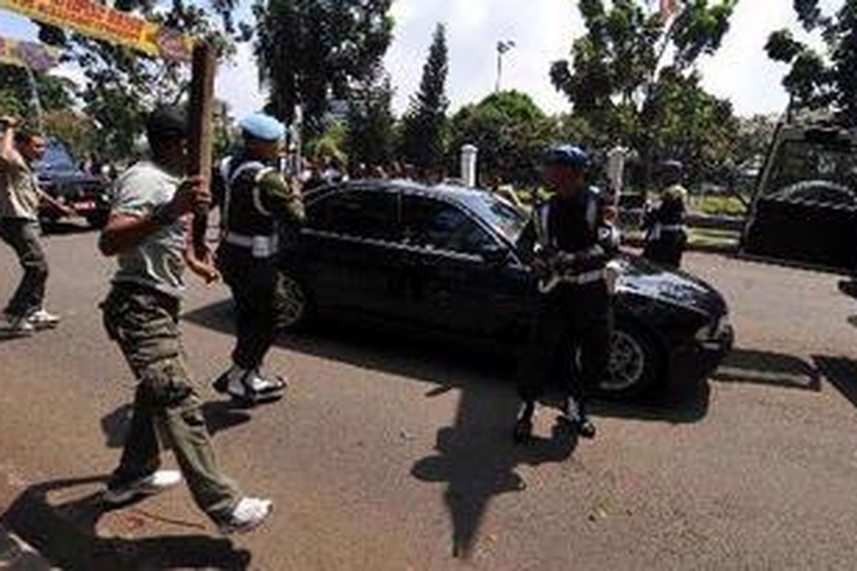 Anggota Pasukan Gabungan TNI dan Pasukan Pengamanan Presiden berusaha melumpuhkan pemberontak dalam simulasi pengamanan Konferensi Tingkat Tinggi (KTT) Ke-18 ASEAN di kawasan Gelora Bung Karno, Jakarta, Kamis (28/4/2011).  