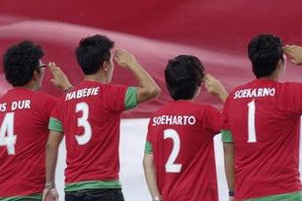 Gaya dan Aksi para suporter Timnas Indonesia saat melawan Timnas Singapura dalam laga Piala AFF 2012 di Stadion Nasional Bukit Jalil, Kuala Lumpur, Malaysia, Rabu (28/11/2012). Kesetiaan mereka mendukung Timnas Indonesia menjadi penentu kemenangan Timnas Indonesia atas Singapura. Indonesia unggul atas Singapura dengan skor 1-0. Setelah pertandingan, beberapa suporter Indonesia dipukuli suporter Malaysia.