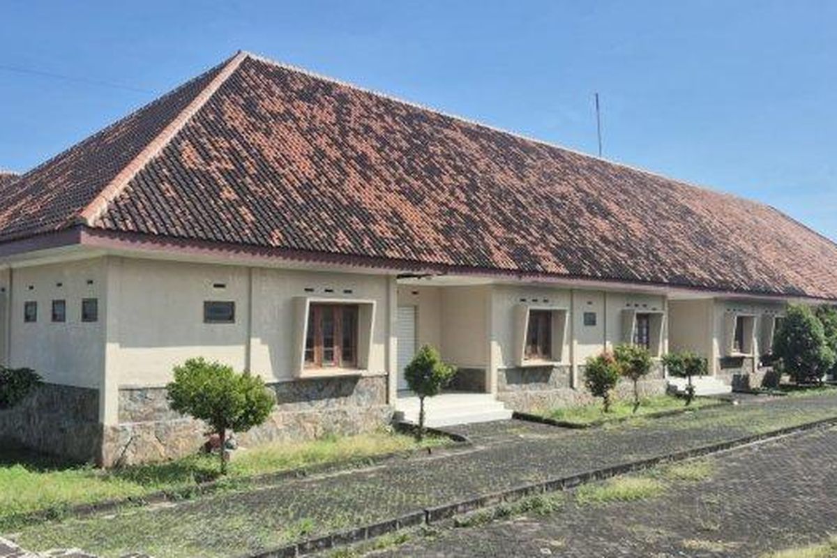 SEKOLAH RAKYAT - Gedung sementara Sekolah Rakyat di Ponorogo, Jalan Trunojoyo, Kelurahan Tambakbayan, Ponorogo, Jatim, Minggu (29/6/2025). 125 calon siswa Sekolah Rakyat (SR) di Ponorogo telah diumumkan. Namun calon gedung yang akan ditempati sekolah rakyat sementara yaitu di gedung sentra industri kecil menengah (IKM) belum ada tanda-tanda dilakukan renovasi.