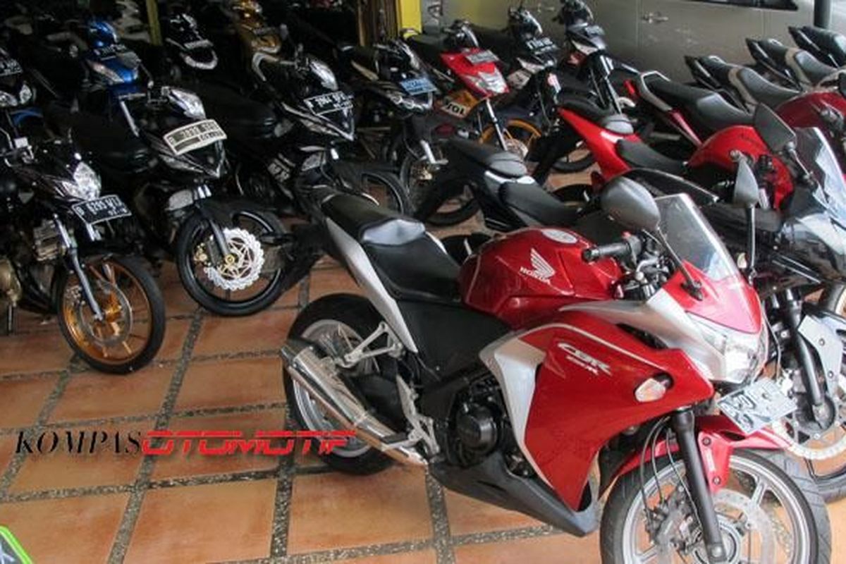 Suasana salah satu showroom motor bekas